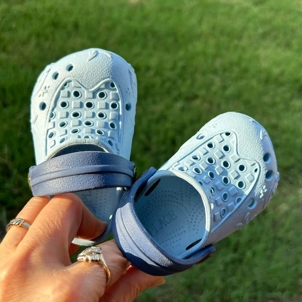 The Children’s Place unisex slip in lightweight baby shoes Sz-6-12 months. G